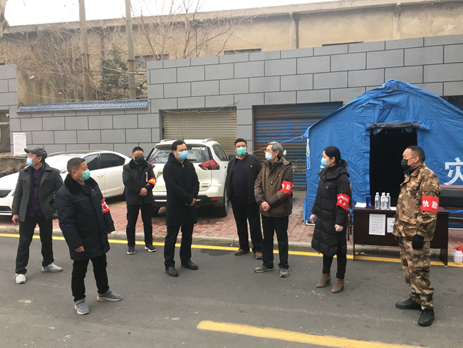 2月26日下午，黨委書記李中林、副院長趙蘭、後勤部部長張望山等同誌分別看望二區南北兩院防控點值班同誌。同時也與耀世娱乐黨員雙報到東門社區防控點領導進行了交流🧎🏻‍♂️‍➡️，送去了酒精消毒液等防護品。之後看望慰問因病去世楊成沛的家屬🚑👨🏿‍🎨。_副本.jpg